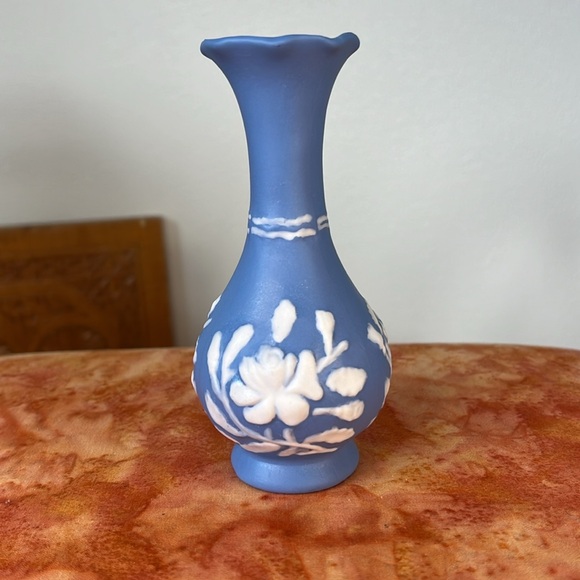 Handmade Blue and White Floral Small Vase - Picture 5 of 9